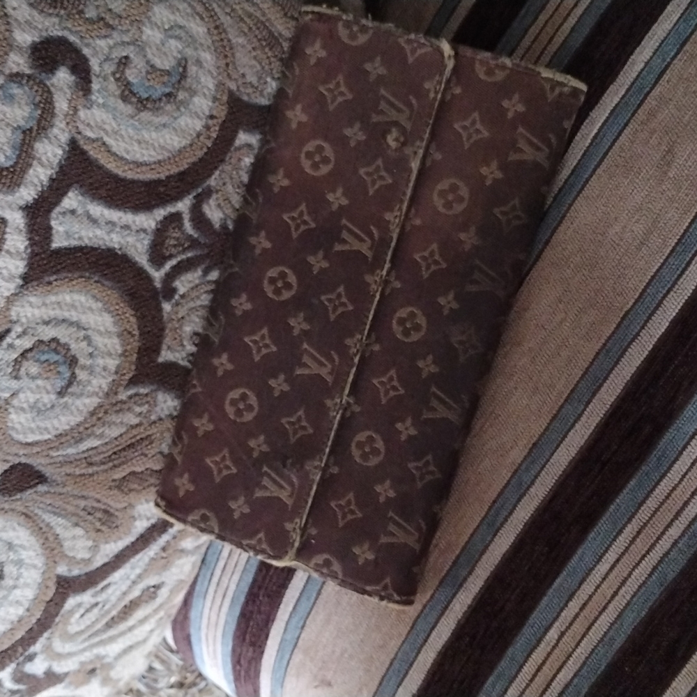 1 day Sale Authentic Louis Vuitton Monogram Mini Lin Wallet.
